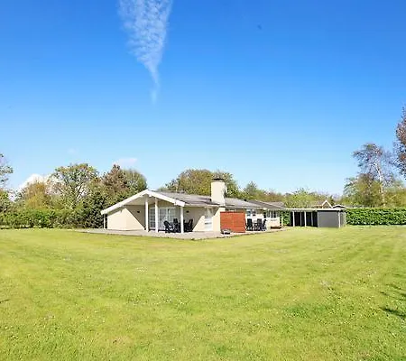 Holiday home Four-bedroom Holiday In Tranekaer 3 Skattebolle